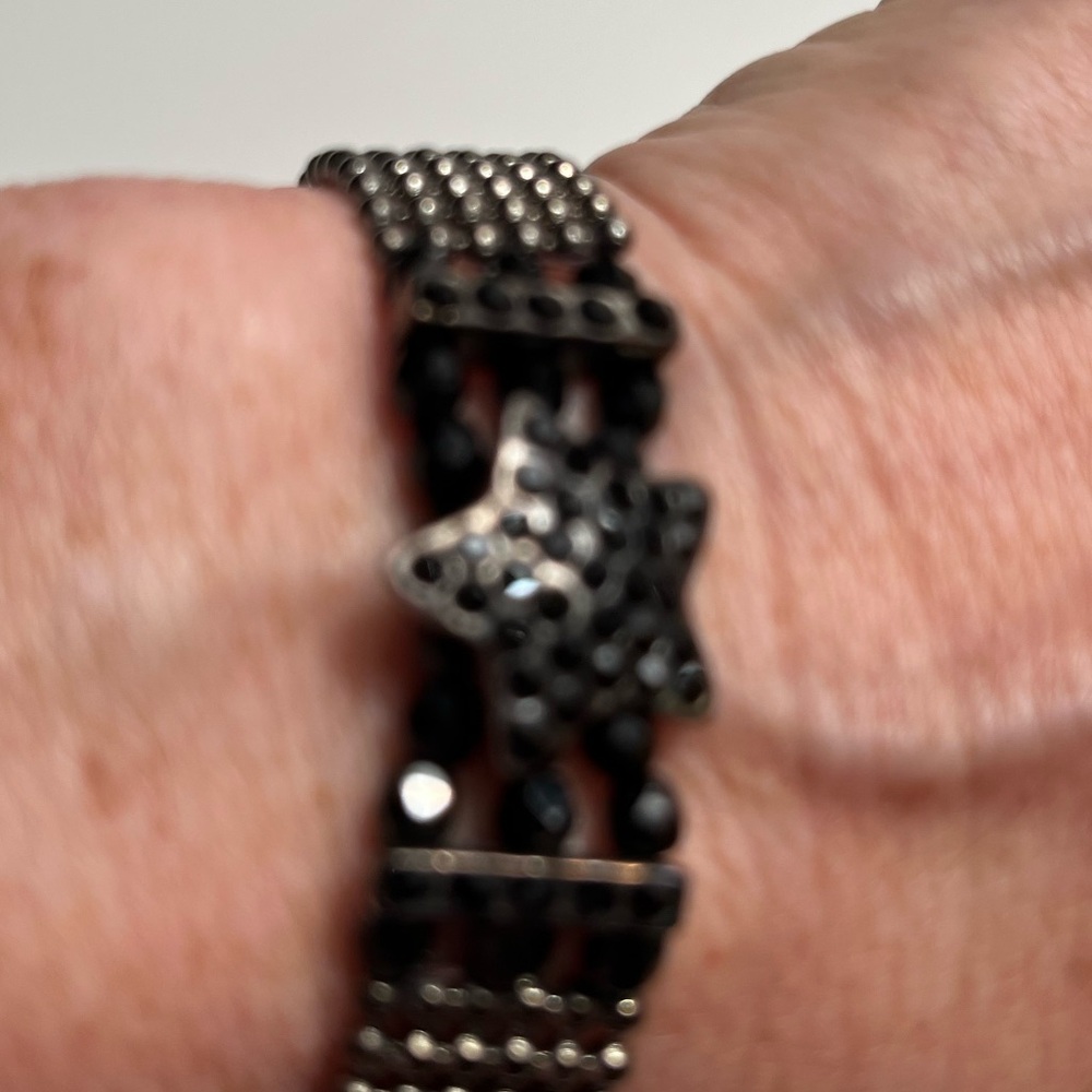 BLACK STAR BEADED BRACELET